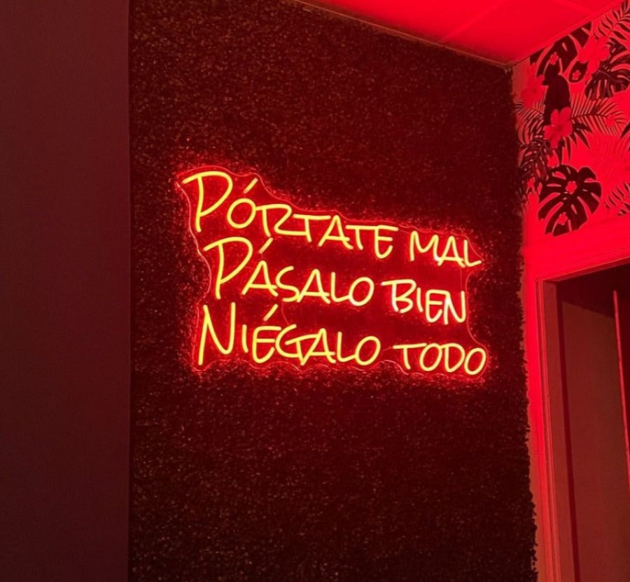 Frase "Pórtate Mal, Pásala Bien y Niégalo Todo" Neón