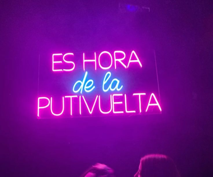 Frase "Es hora de la Putivuelta" Neón