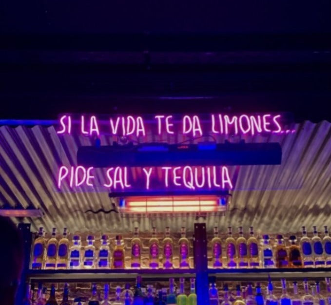 Frase "Si la vida te da limones pide sal y tequila" Neón