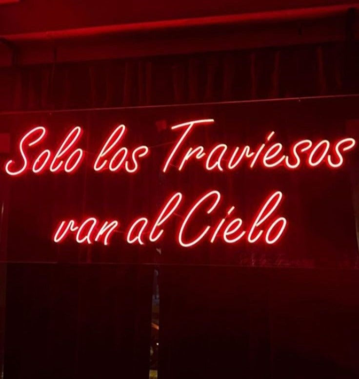 Frase "Solo los traviesos van al cielo" Neón